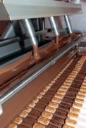 Fabricación de chocolatinas con chocolate caliente